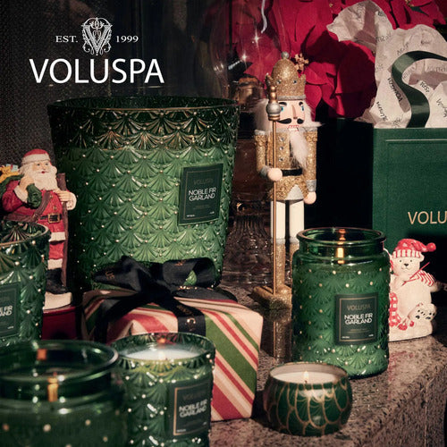 Vela Festiva Noble Fir Garland 185g De Voluspa Guirnalda De Abeto Noble Nombre Del Diseño Pomandro Dorado Y Hinoki