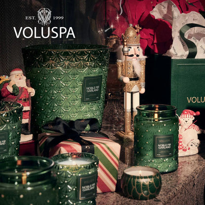 Vela Festiva Noble Fir Garland 185g De Voluspa Guirnalda De Abeto Noble Nombre Del Diseño Pomandro Dorado Y Hinoki