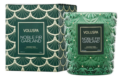 Vela Festiva Noble Fir Garland 185g De Voluspa Guirnalda De Abeto Noble Nombre Del Diseño Pomandro Dorado Y Hinoki